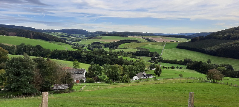 Blick in das Ilpetal mit dem Krähenberg in der Mitte, zwischen den Orten Dorlar und Sellinghausen und links die Hunau