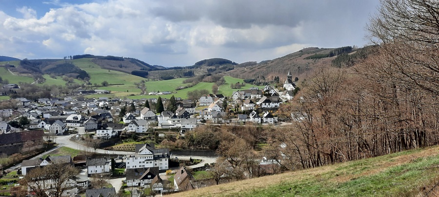 Blick vom Uchtenberg auf den Ort Grevenstein